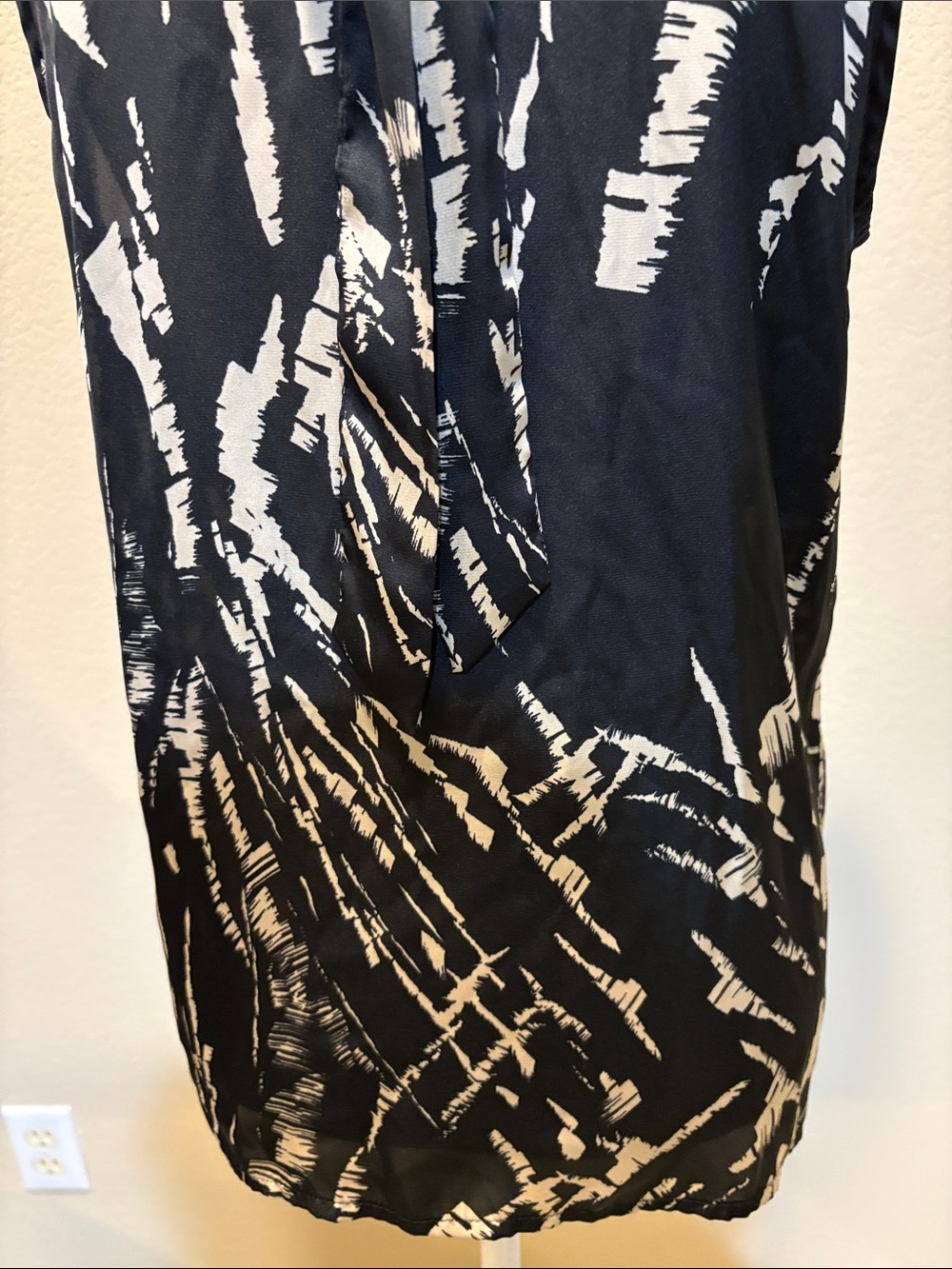 a.n.a Black and Cream Abstract Halter Camisole with Tie Back-Size M - Picture 9 of 12